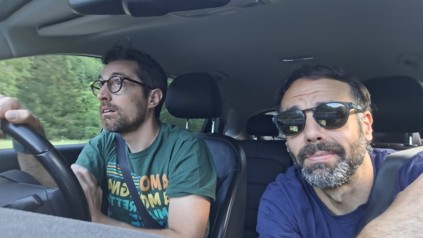 Matteo Ramelli e Giacomo Mastrorosa in macchina, in viaggio verso la montagna