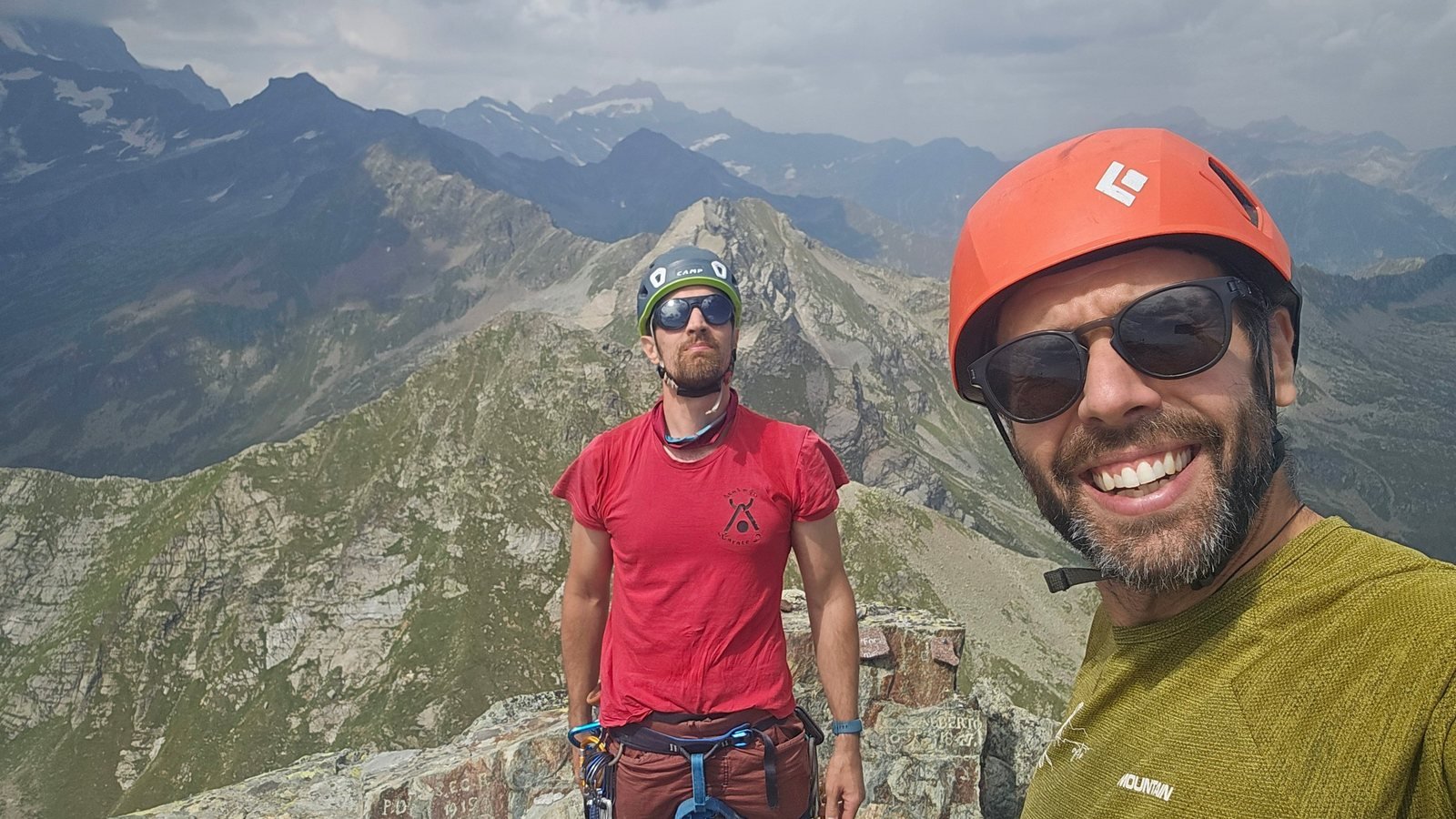 Matteo e Giacomo in vetta, con il casco da alpinismo