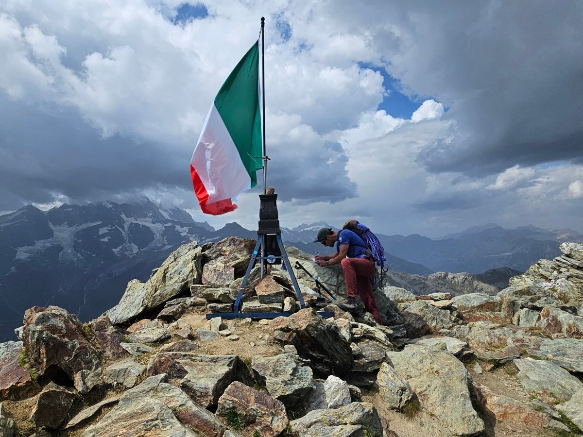 Giacomo Mastrorosa in vetta accanto alla bandiera italiana
