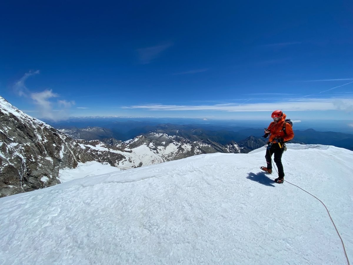 Matteo Ramelli in cima a un ghiacciaio, legato in cordata
